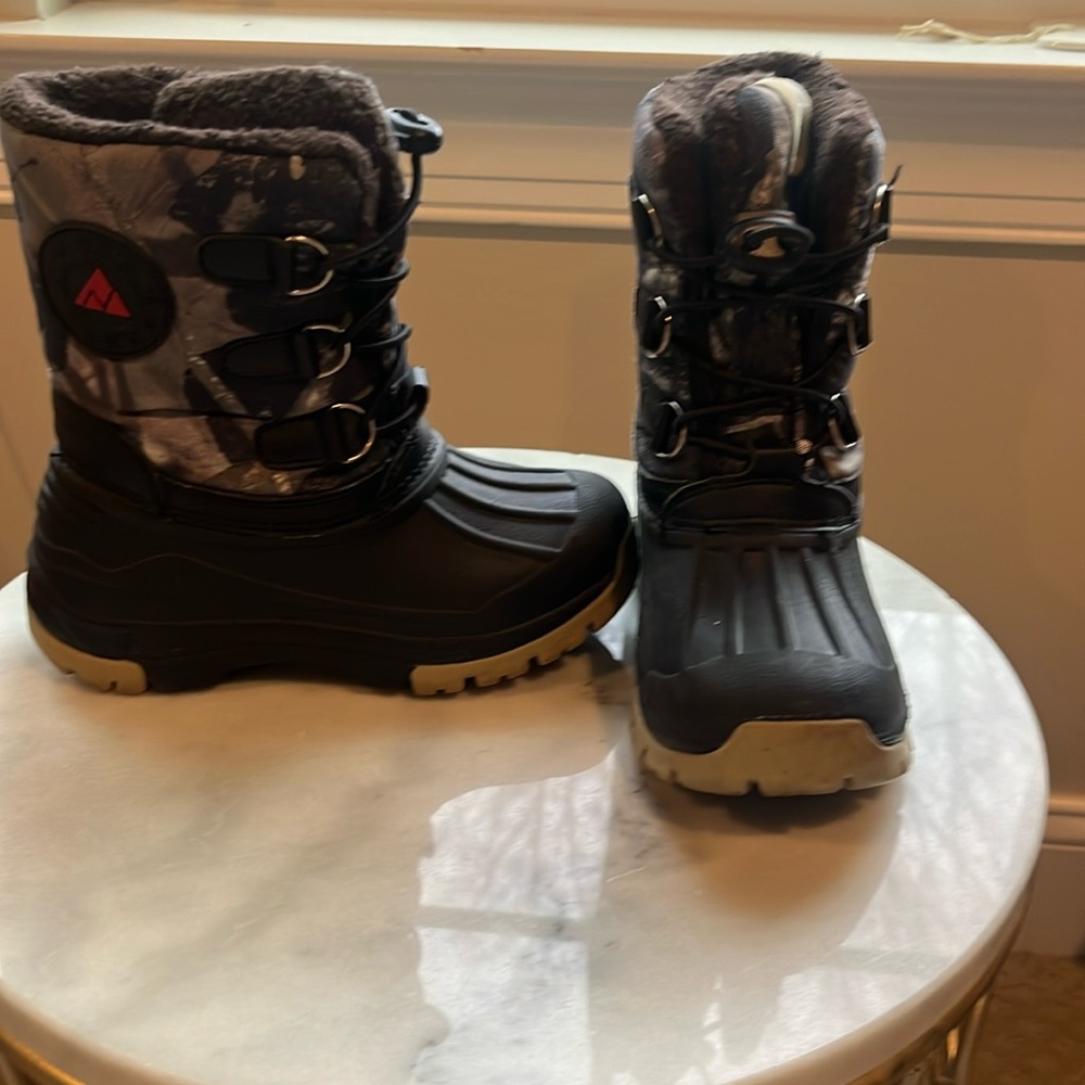 Nova Mountain Never worn boys winter boots 11